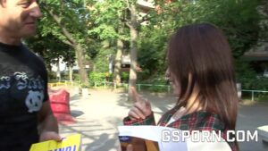 สาวมัธยมญี่ปุ่นตัวเล็กถูกสองควยใหญ่ซอยหีสดแล้วกระแทกตูดโหด แตกในคารู