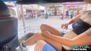 หีสาวไทยฟิตเปรี๊ยะ Nun โดนฝรั่งควยใหญ่ซอยแตกในคารถตุ๊กตุ๊กคาราโอเกะ