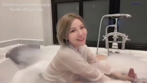 คลิปหลุด Babynookie สาวอวบหีแฉะ โดนแฟนจับเย็ดสดในห้องน้ำ ซอยหีกระแทกโครม แตกคาหีคาห้องน้ำ
