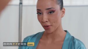 สาวฝรั่งหีฟิตสองตัวโดนน้ำมันร้อนนวดนมแล้วเย็ดสลับคู่ซอยหีโหดแตกในร้านนวด