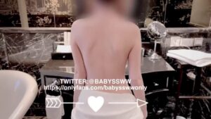 สาวผิวขาวนมโชว์เด้ง ขย่มควยแฟนในอ่างน้ำแรงๆ ซอยหีแตกในคารูน้ำเงี่ยน