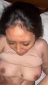 คลิปหลุดเย็ดหีสด สาวไทยตัวเล็กโดนควยยักษ์กระแทกยับ ซอยรูหีไม่ยั้งแตกคาหีแน่น
