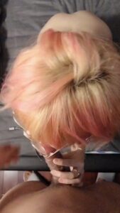 สาวแว่นผมสีรุ้งอมควยแฟนเสียวๆ แล้วโดนซอยหีท่าหมาแรงๆ แตกคาหีข้างเตียง