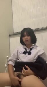 นักเรียนม.ต้นเงี่ยนจัด แอบยัดนิ้วซอยหีตัวเองในห้องน้ำโรงเรียน ครางลั่นกลัวเพื่อนจับได้