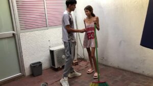 น้องสาวเลี้ยงช่วยทำความสะอาดบ้าน โดนพี่ชายเย็ดสดซอยหีแตกใน